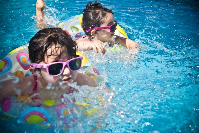 the benefits of professional pool cleaning services